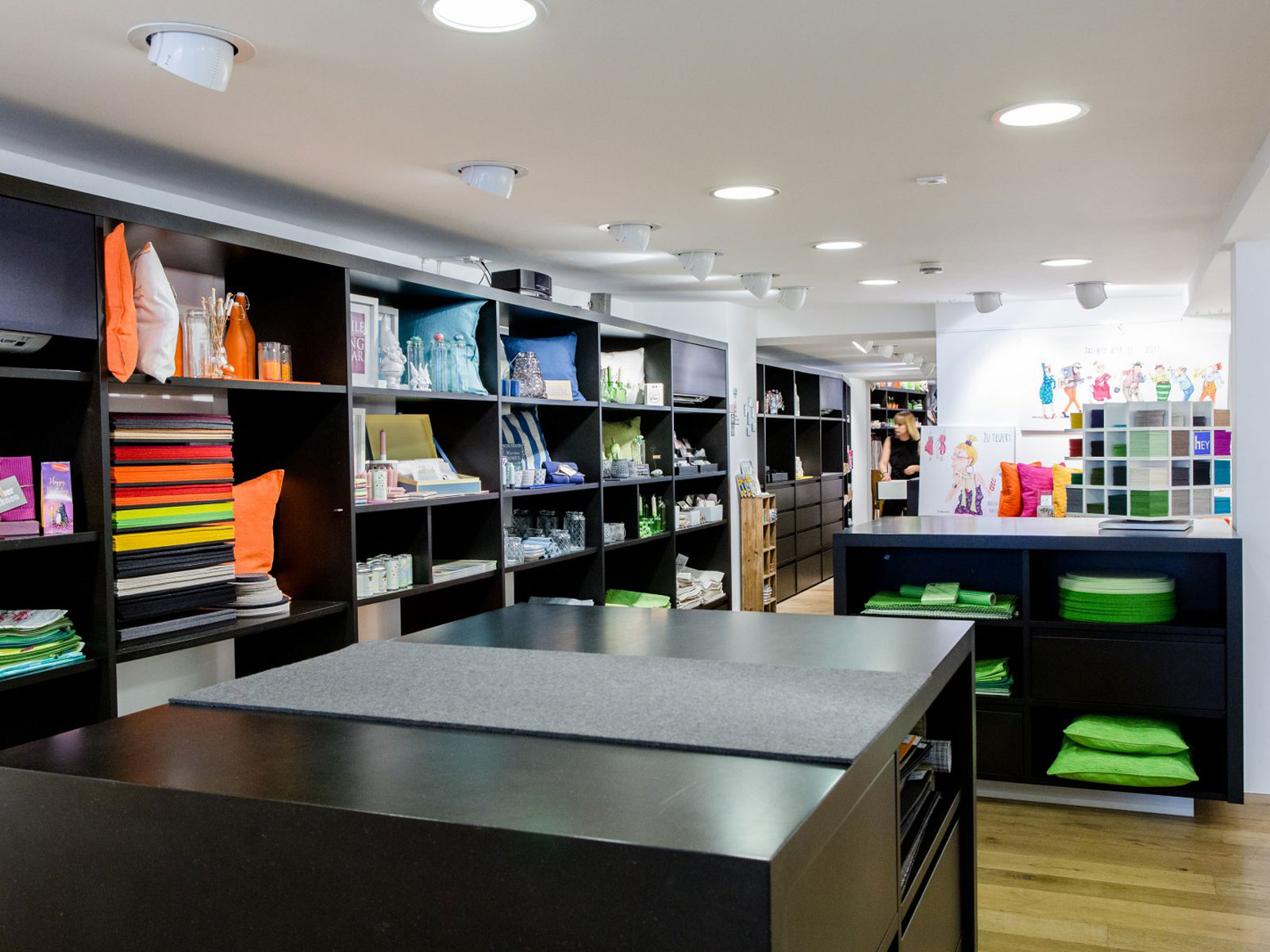 Blick in ein stilvolles Geschäft mit Regalen voller kreativer Produkte und bunten Deko-Elementen.