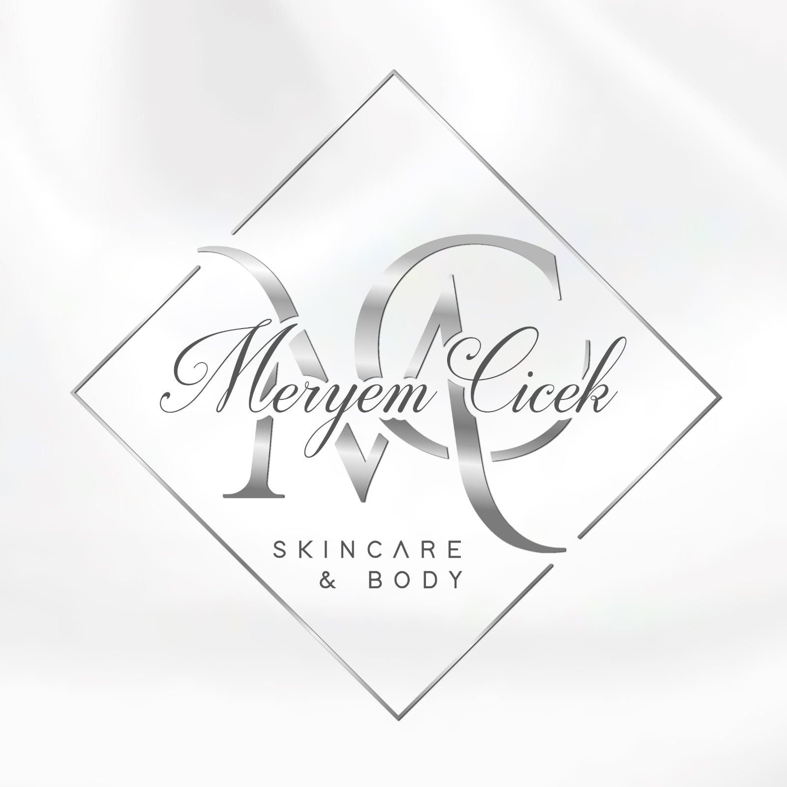 Logo von Meryem Cicek für Skincare & Body in silberner Schrift auf hellem Hintergrund.