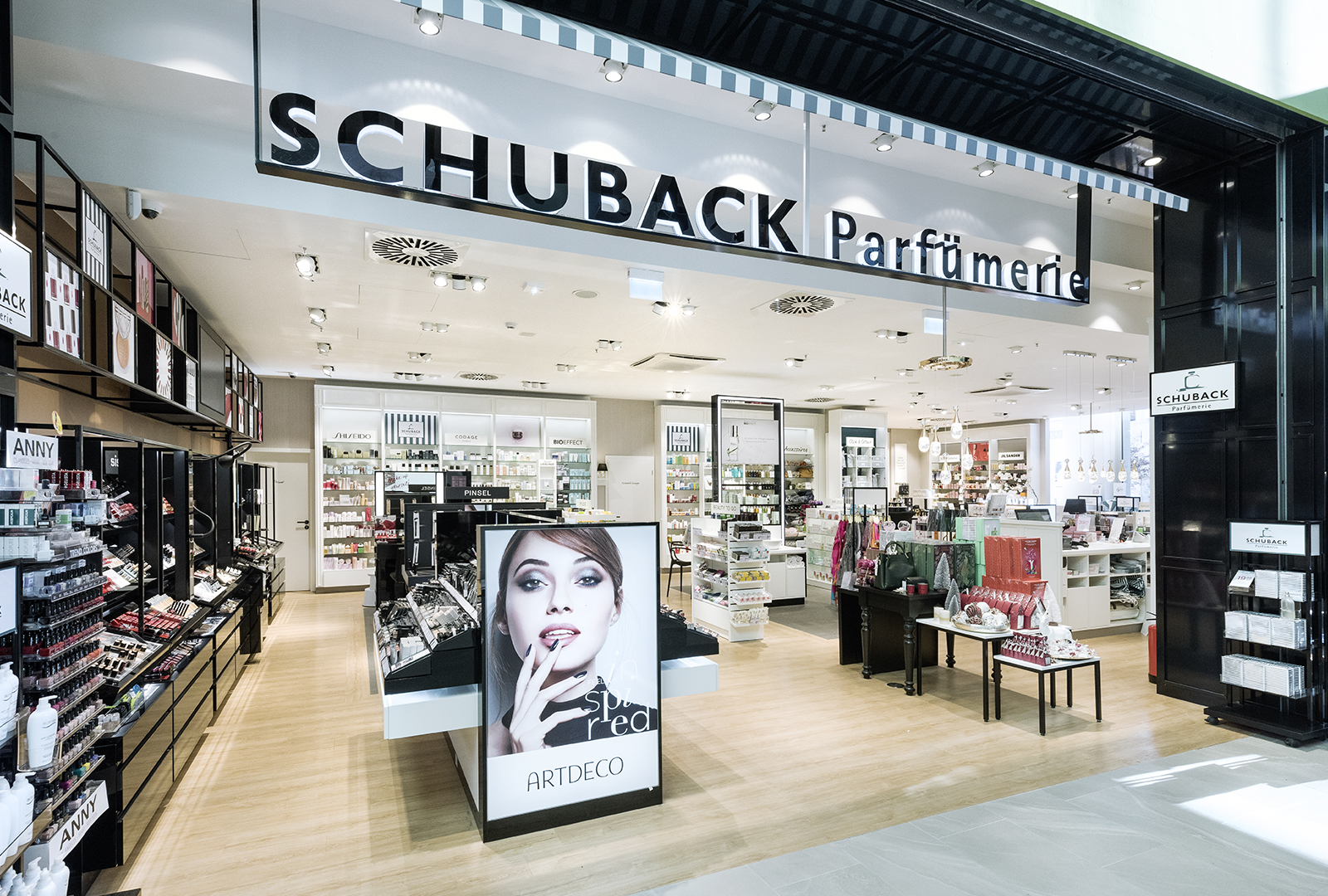 Ein Parfümerieladen mit vielfältigen Kosmetikprodukten und einem auffälligen Werbeplakat einer Frau.
