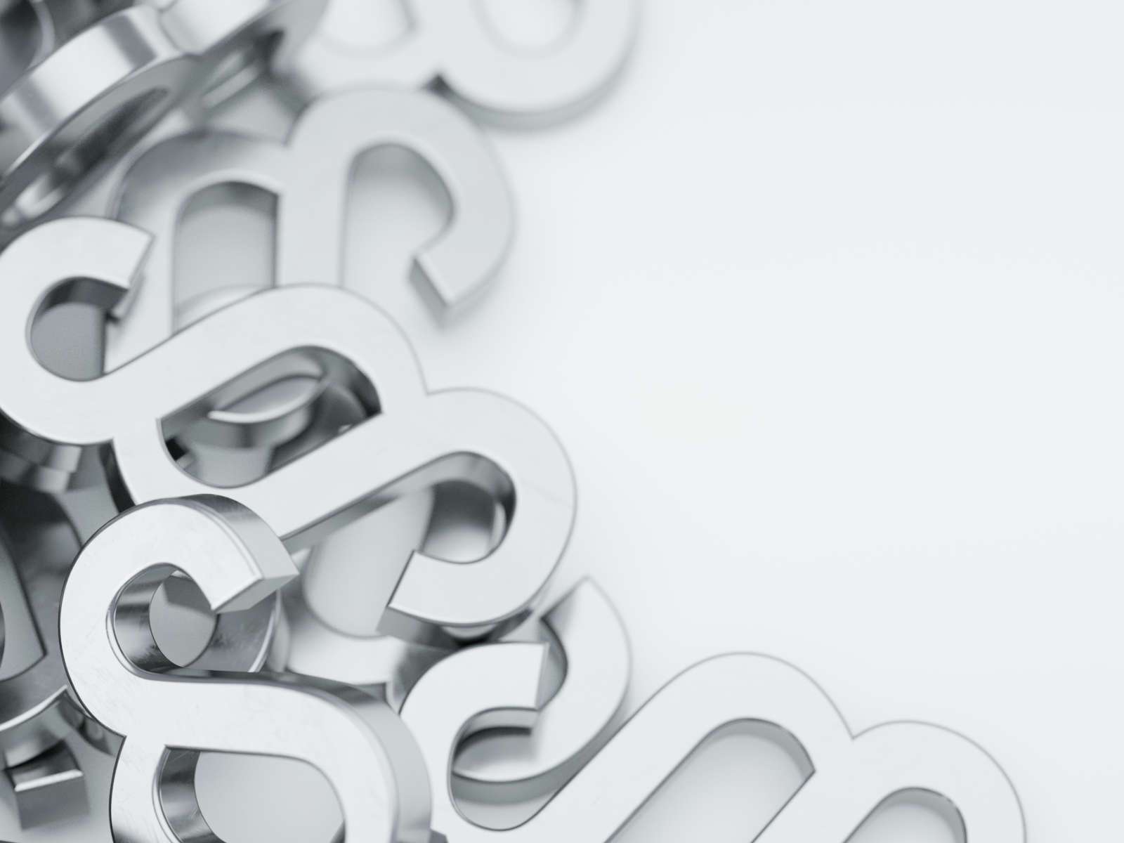 Mehrere glänzende, metallische Paragraphenzeichen auf einem hellen Hintergrund.