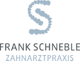 Logo mit stilisierter Welle und Text in Grau, vor einem hellblauen Hintergrund.